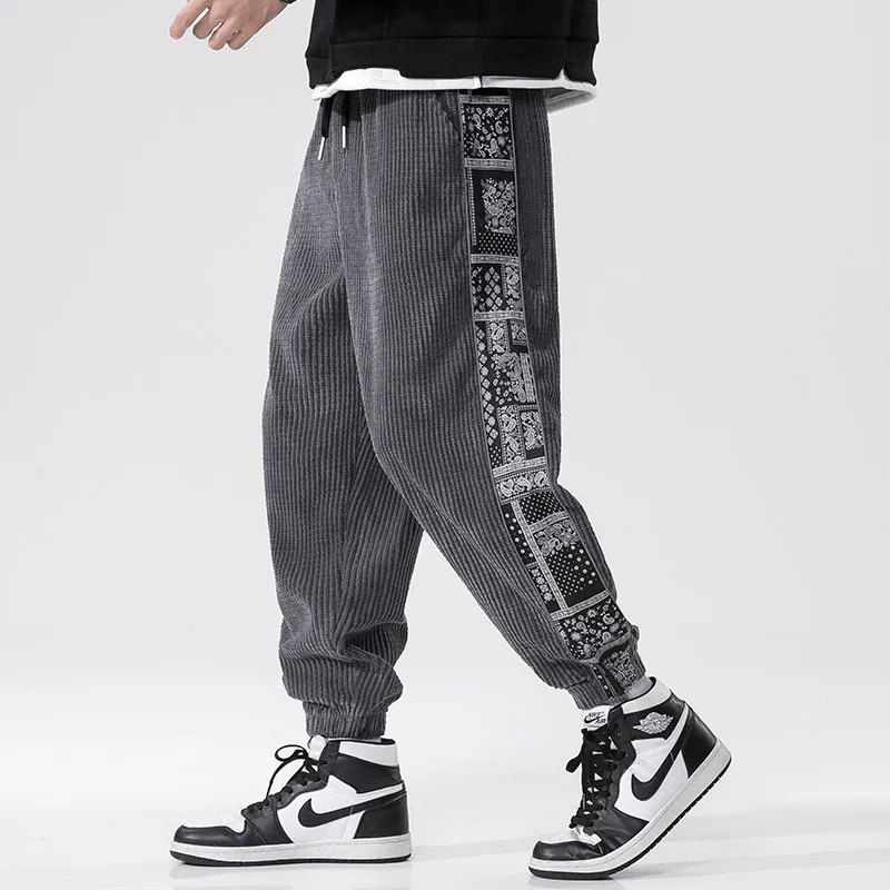 Look completo: pantaloni uomo a gamba dritta, perfetti per uno stile streetwear moderno o un outfit casual chic.