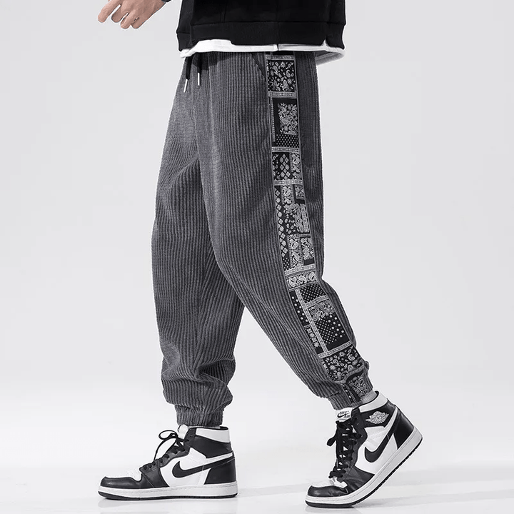 Look completo: pantaloni uomo a gamba dritta, perfetti per uno stile streetwear moderno o un outfit casual chic.