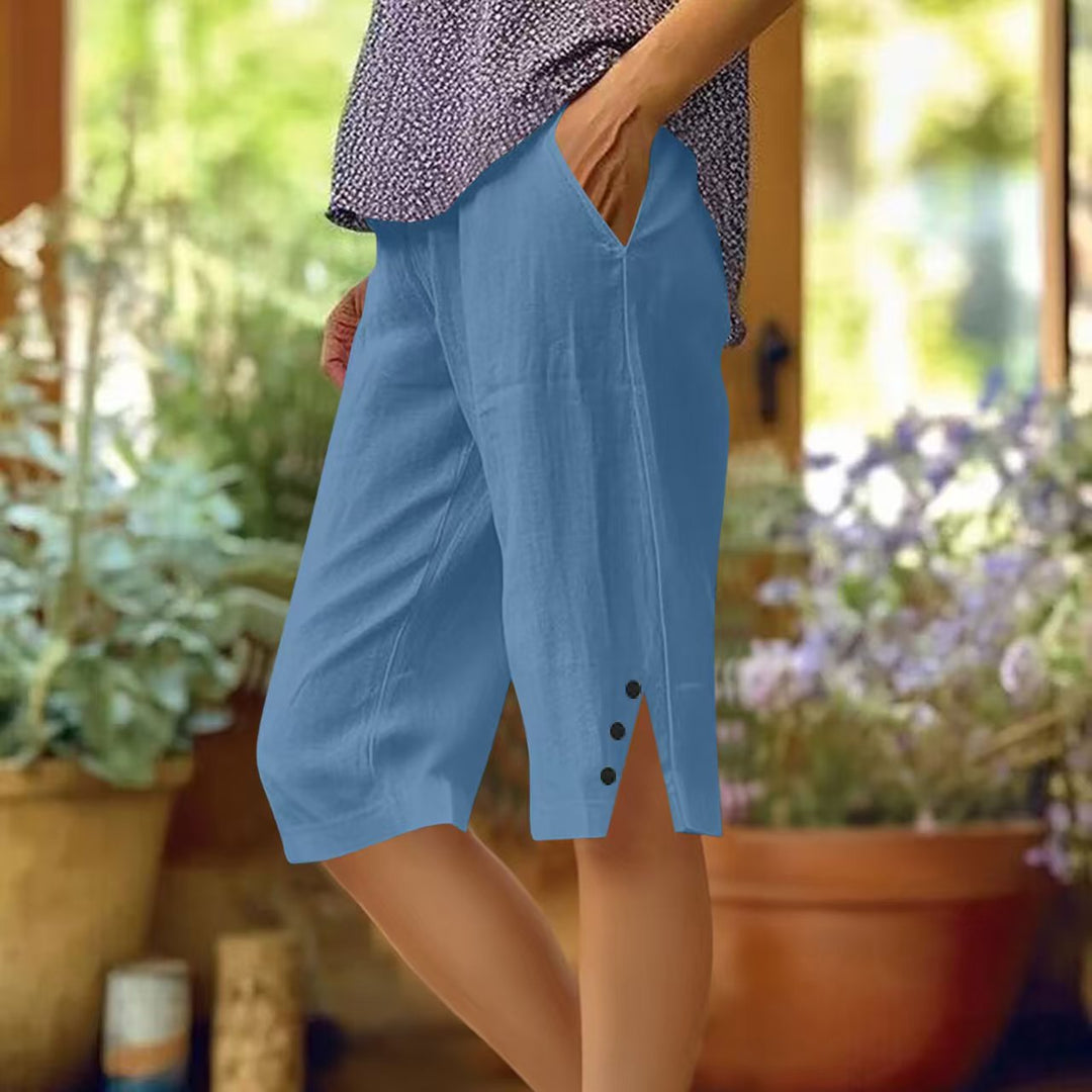 Pantaloni capri bianchi donna con tasche, perfetti per un outfit fresco e chic.