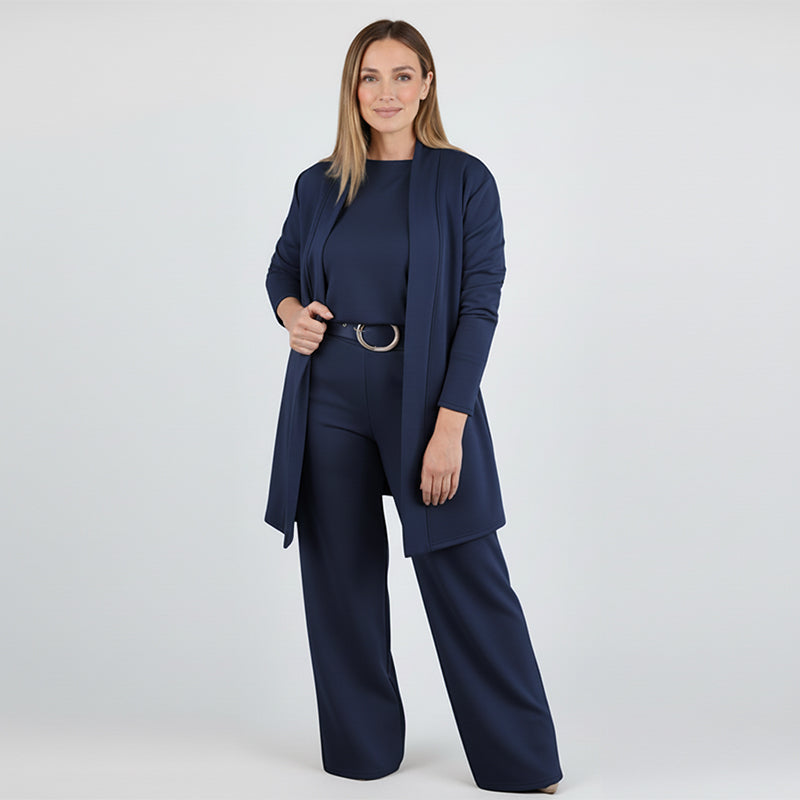 Outfit elegante donna tre pezzi: cardigan lungo, top e pantaloni larghi per moda autunno versatile.