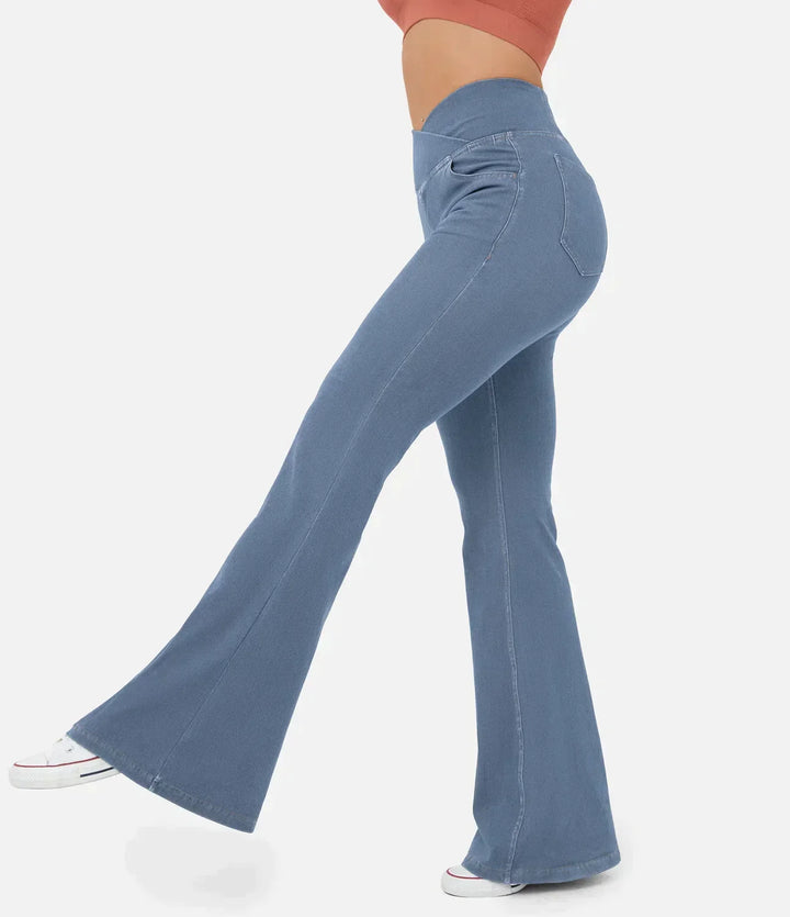 Vista posteriore di jeans bootcut da donna a vita alta, elasticizzati, con tasche sul retro ben definite.