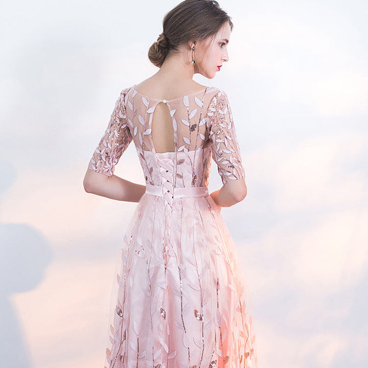 Moda donna: abito rosa a girocollo con maniche corte, ideale per l'autunno. Vestito versatile, elegante o casual.