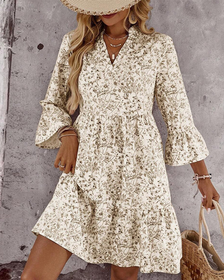 Abito donna midi primaverile beige con stampa floreale, collo alto e maniche a volant. Elegante vestito femminile.