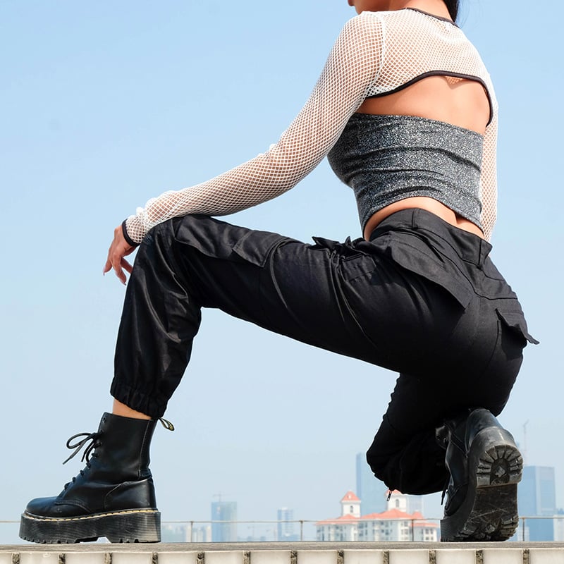 Comodi pantaloni cargo donna neri a vita alta, con polsini e tasche. Perfetti per outfit quotidiano e tempo libero.