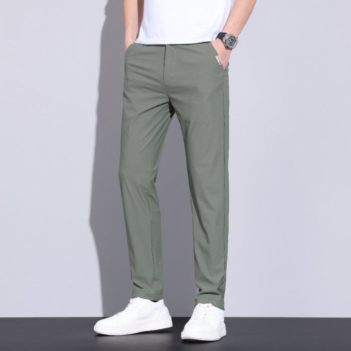 Pantaloni uomo slim dal design moderno, comodi, versatili e anti-stiro per ogni occasione.
