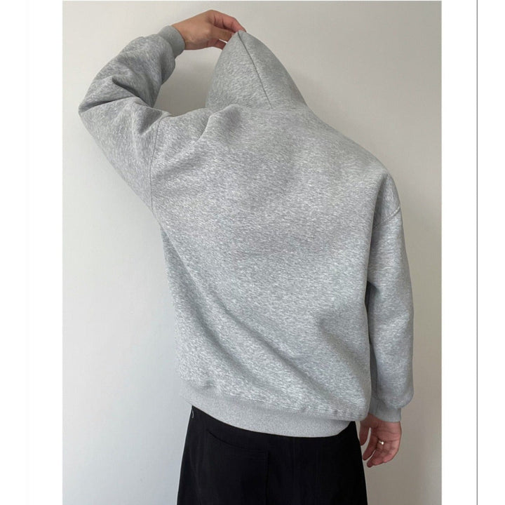 Immagine frontale di maglione uomo con cappuccio, taglio ampio. Offre calore e comfort per il tempo libero.