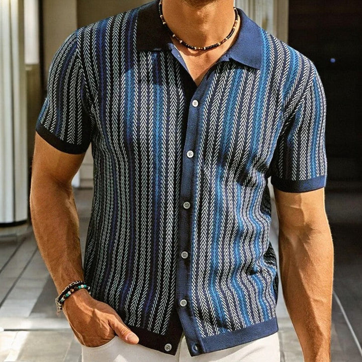 Camicia uomo elegante e versatile, ideale per l'ufficio o il tempo libero, un capo essenziale smart casual.