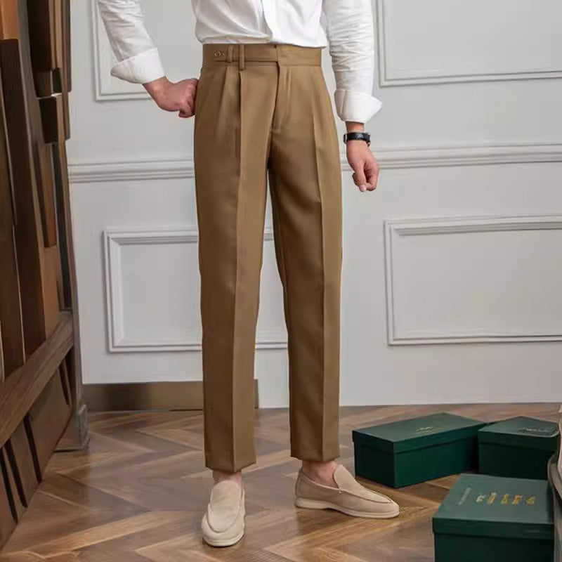 Moda uomo: pantaloni dritti senza pieghe, versatili per outfit formali e look business.