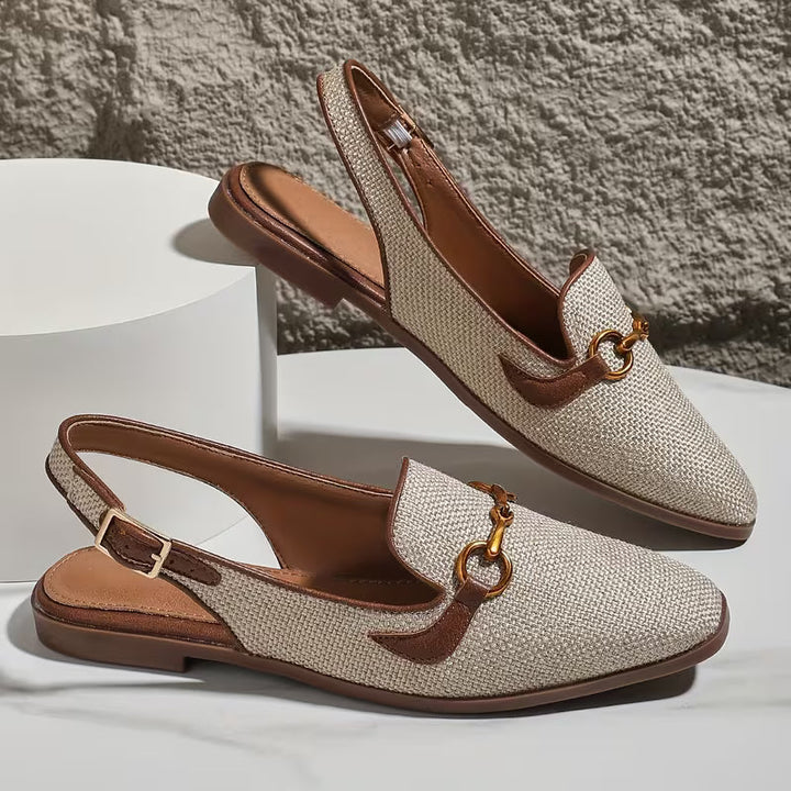 Eleganti ballerine slingback bianche da donna. Scarpe comode e di moda per un look quotidiano raffinato.