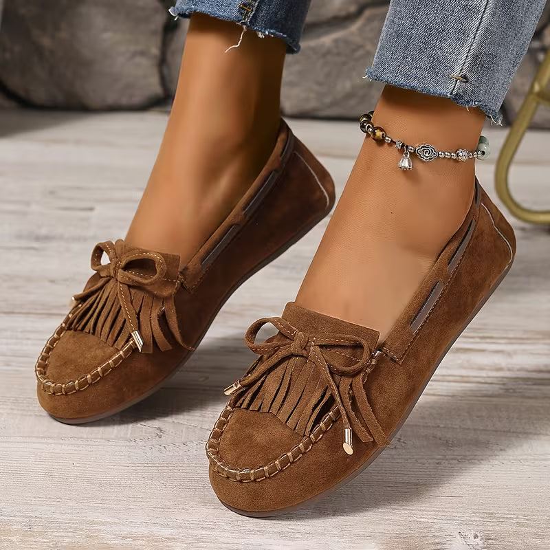Mocassini kaki da donna Sasha con frange, calzature versatili per outfit casual chic.