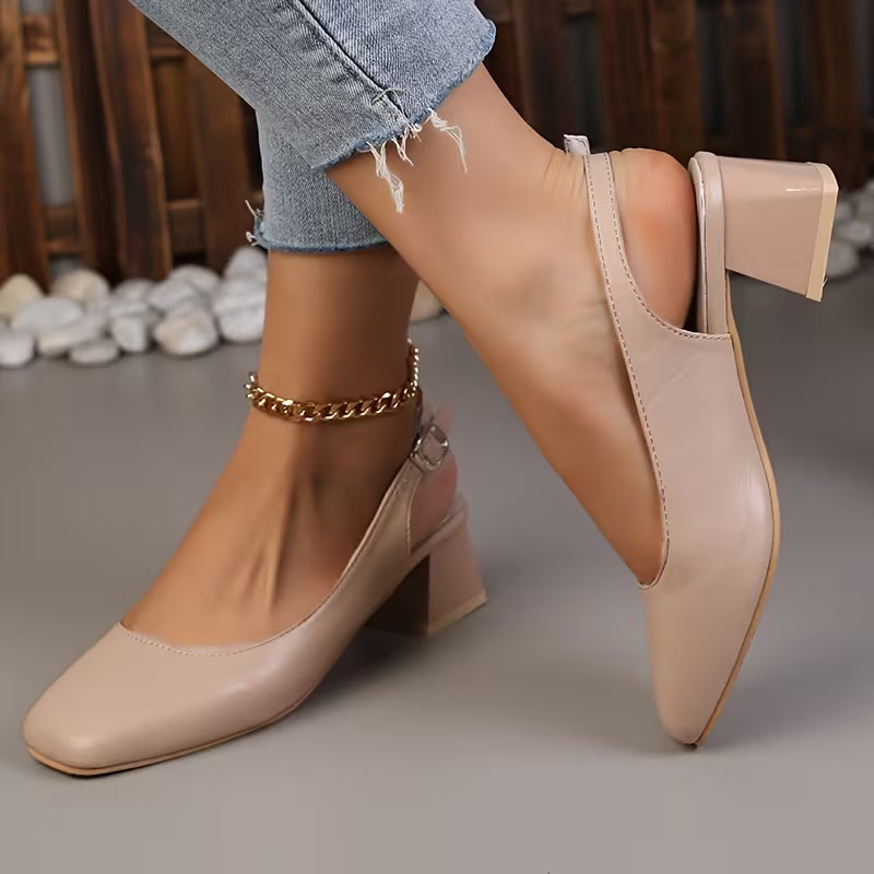Dettaglio scarpa slingback donna con tacco largo per un look elegante e confortevole.