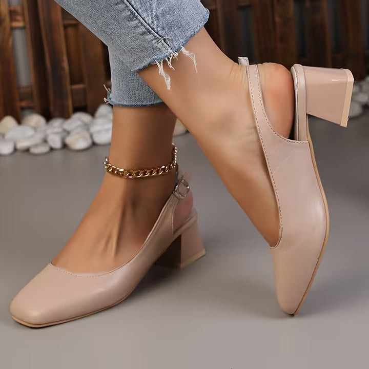 Dettaglio scarpa slingback donna con tacco largo per un look elegante e confortevole.