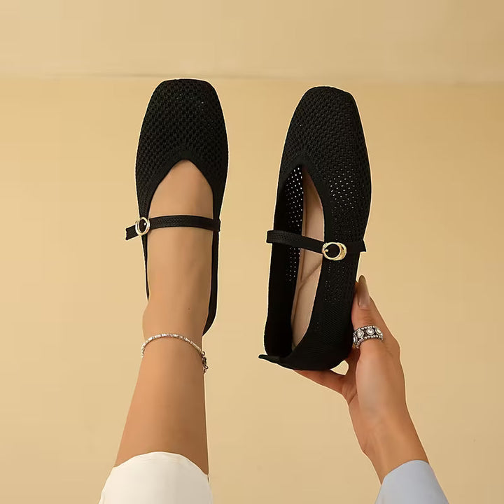 Scarpe piatte Mary Jane nere con cinturino, classiche ed eleganti per la donna moderna.
