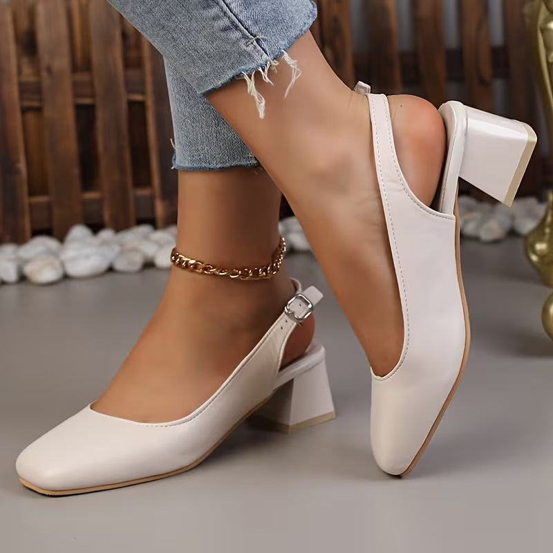 Scarpe slingback da donna con tacco largo, sinonimo di stile e comfort per ogni occasione.