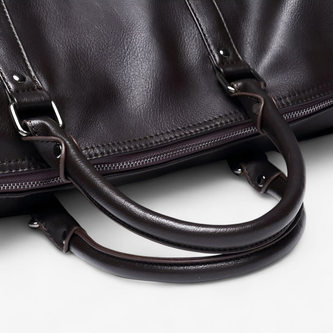 Pratico borsone nero da viaggio uomo, versatile per sport e avventura, con comoda tracolla regolabile.
