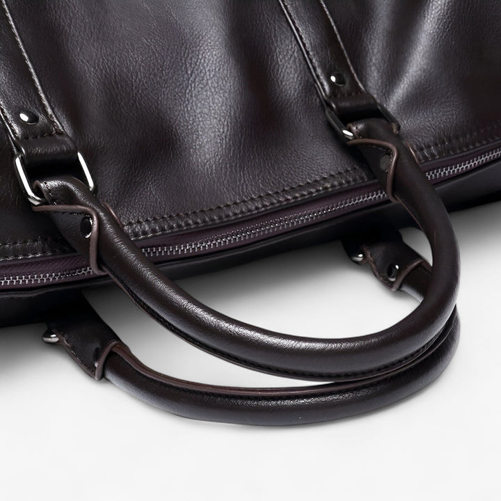 Pratico borsone nero da viaggio uomo, versatile per sport e avventura, con comoda tracolla regolabile.