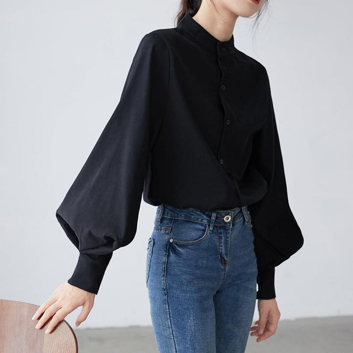 Top donna a maniche lunghe con sbuffo. Camicia elegante per un outfit di tendenza e moda femminile.