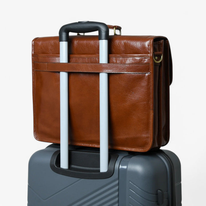 Borsa lavoro uomo marrone con tracolla regolabile e scomparti interni, ottima organizzazione.
