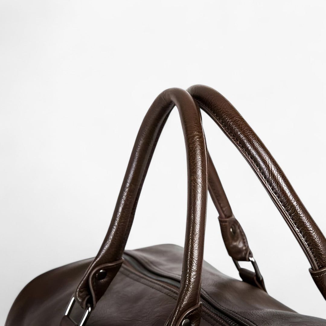 Borsone uomo nero per viaggio, elegante e funzionale, con tracolla regolabile e manici comodi.