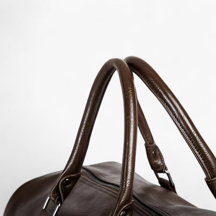 Borsone uomo nero per viaggio, elegante e funzionale, con tracolla regolabile e manici comodi.