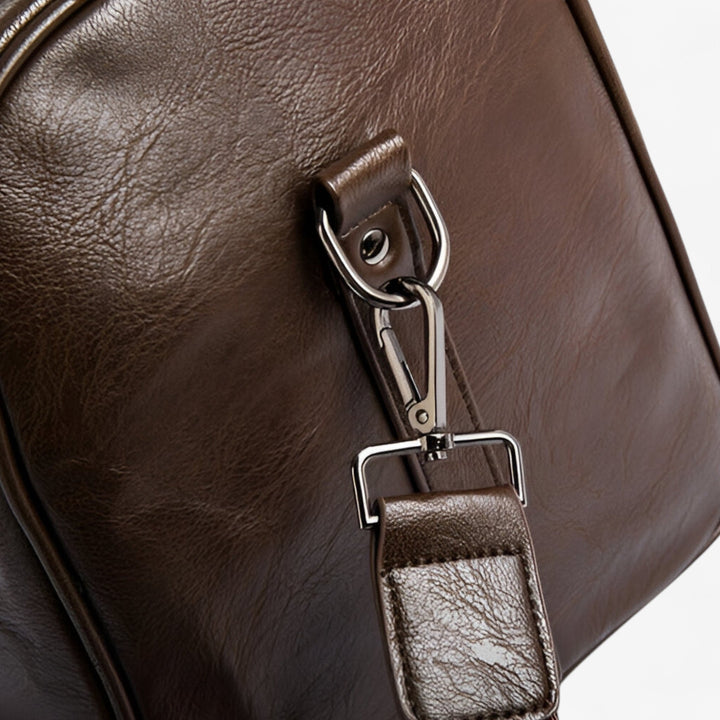 Borsone viaggio uomo nero, elegante e sportivo, con tracolla removibile. Perfetto per weekend e palestra.