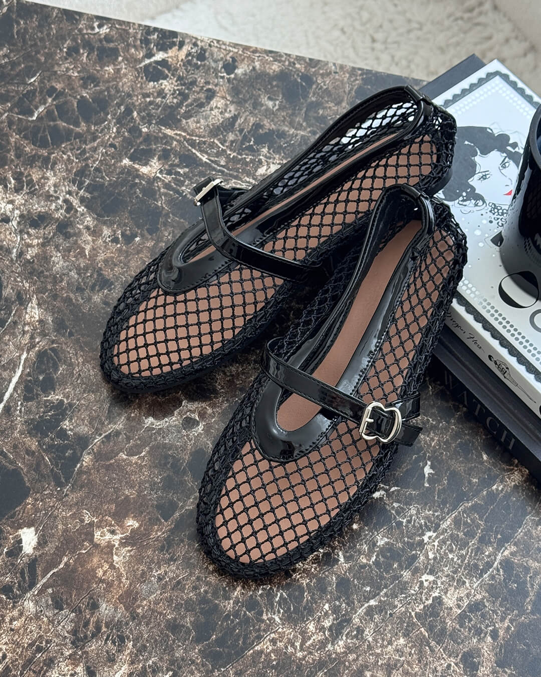 Eleganti ballerine da donna in mesh, versatili e comode. Perfette per un look raffinato e quotidiano.