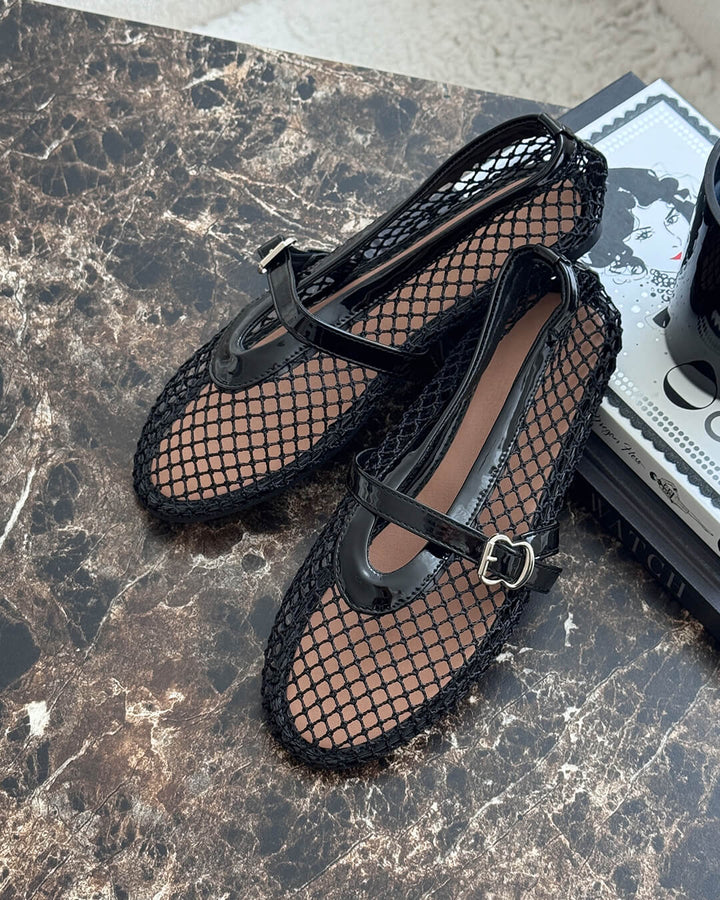 Eleganti ballerine da donna in mesh, versatili e comode. Perfette per un look raffinato e quotidiano.