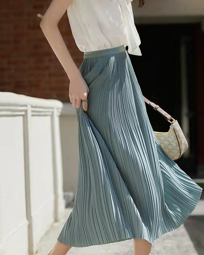 Gonna midi a pieghe, un must-have di moda per la donna che ama l'eleganza versatile.