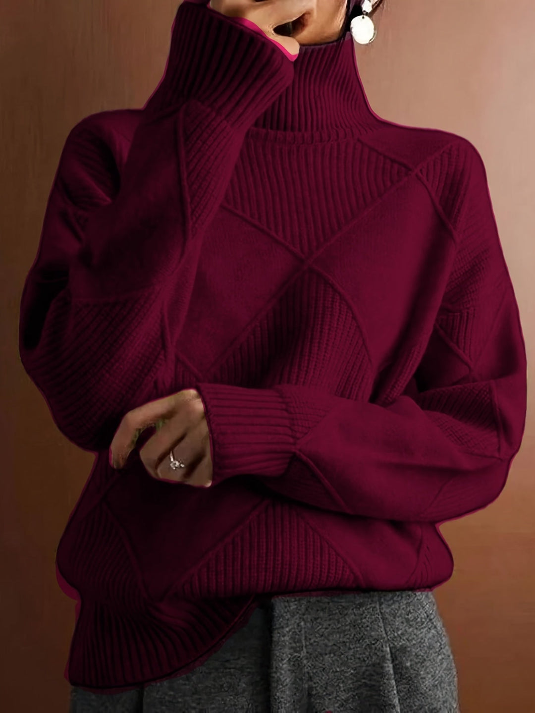 Maglione collo alto da donna, ideale per look eleganti o casual chic nelle stagioni fredde.
