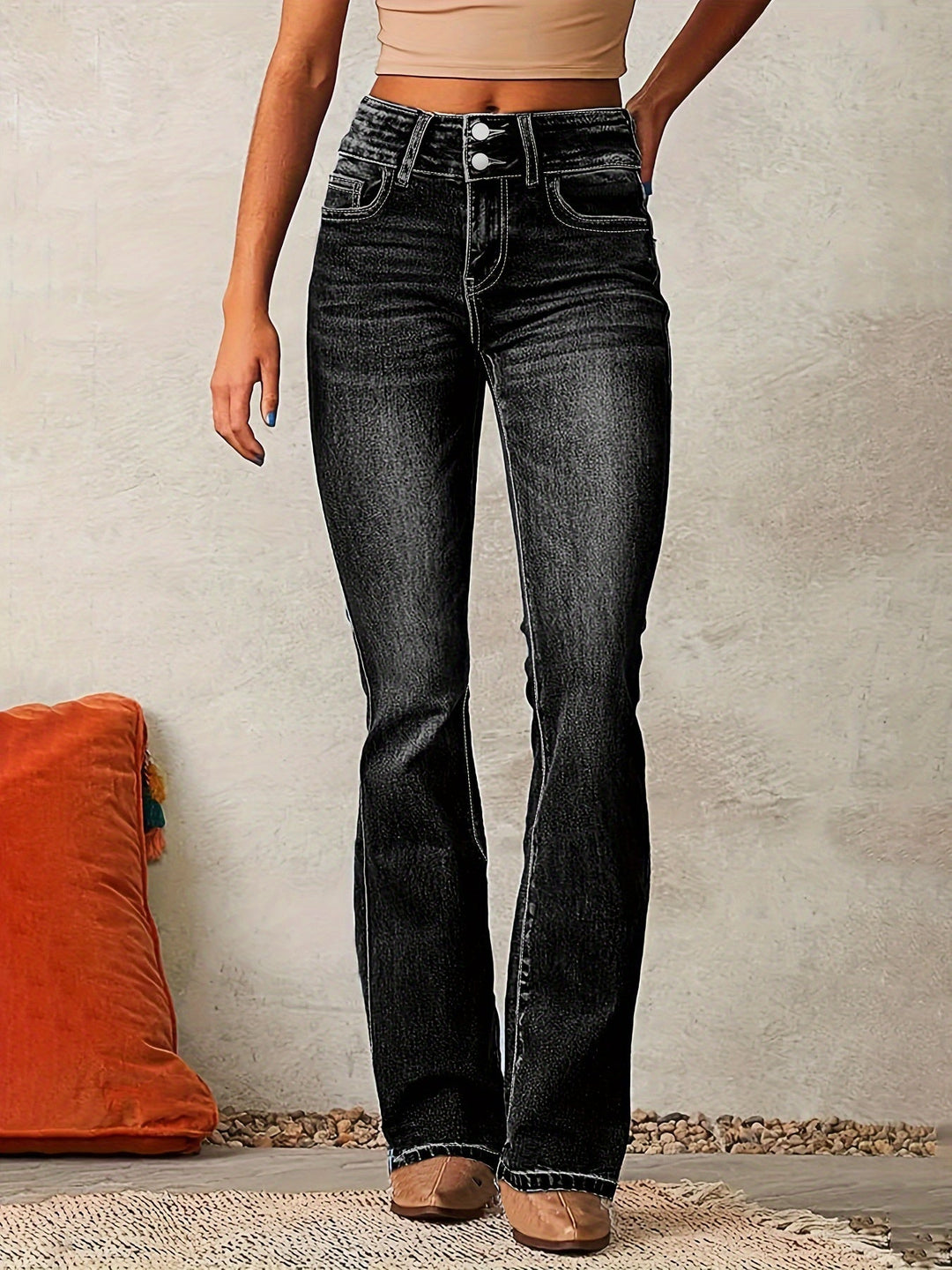 Moda femminile: jeans flare a vita alta per donna, capo essenziale per uno stile contemporaneo e chic.