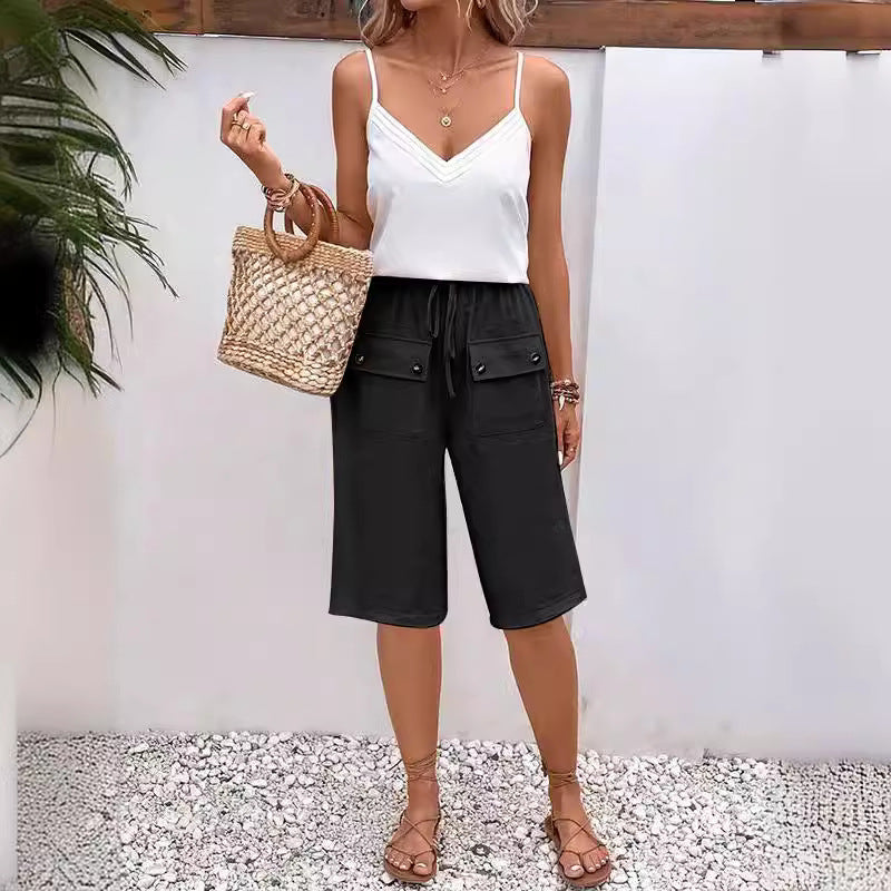 Pantaloncini donna estivi casual con coulisse, tessuto leggero e tasche. Versatili per look da giorno e viaggio.