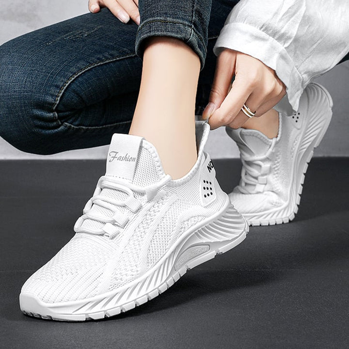 Scarpe donna con lacci, disponibili in bianco, nero, beige, rosa. Ideali per un look sportivo e chic.