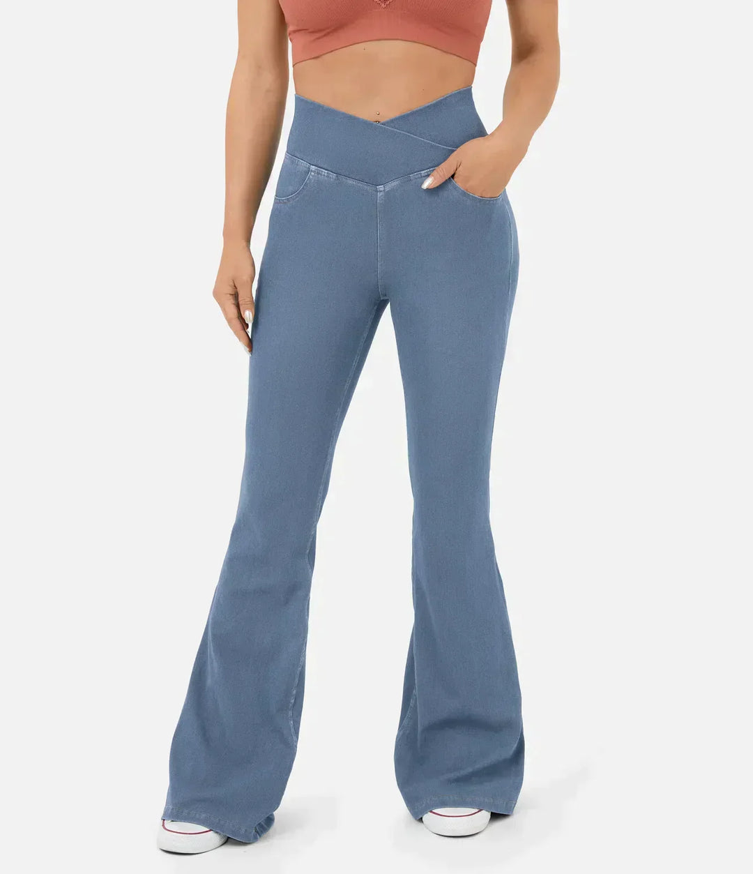 Immagine ravvicinata di jeans bootcut da donna a vita alta, con dettagli del tessuto e cuciture.
