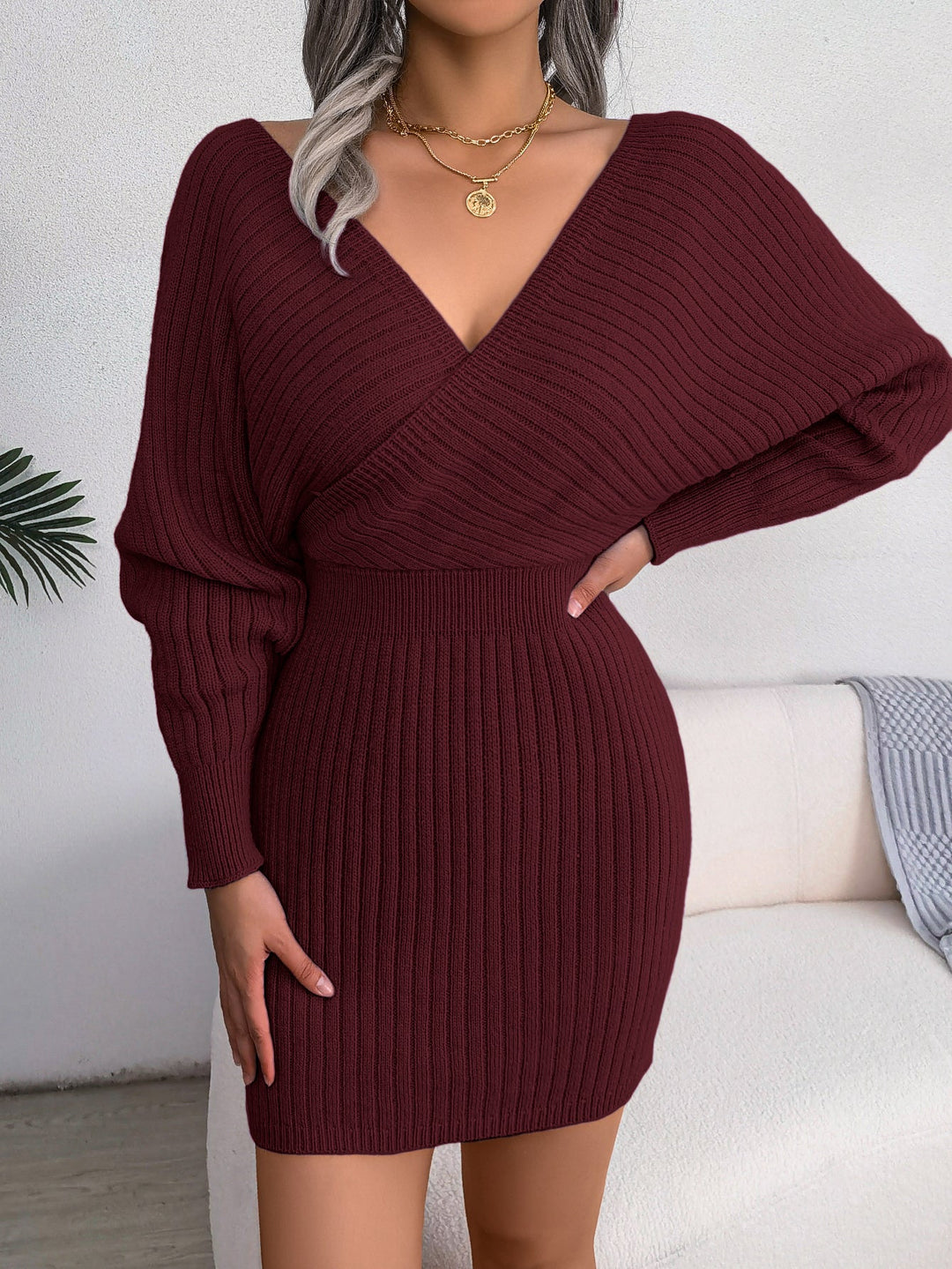Abito maglione donna aderente, scollo a V incrociato, maniche a pipistrello, vestibilità perfetta.