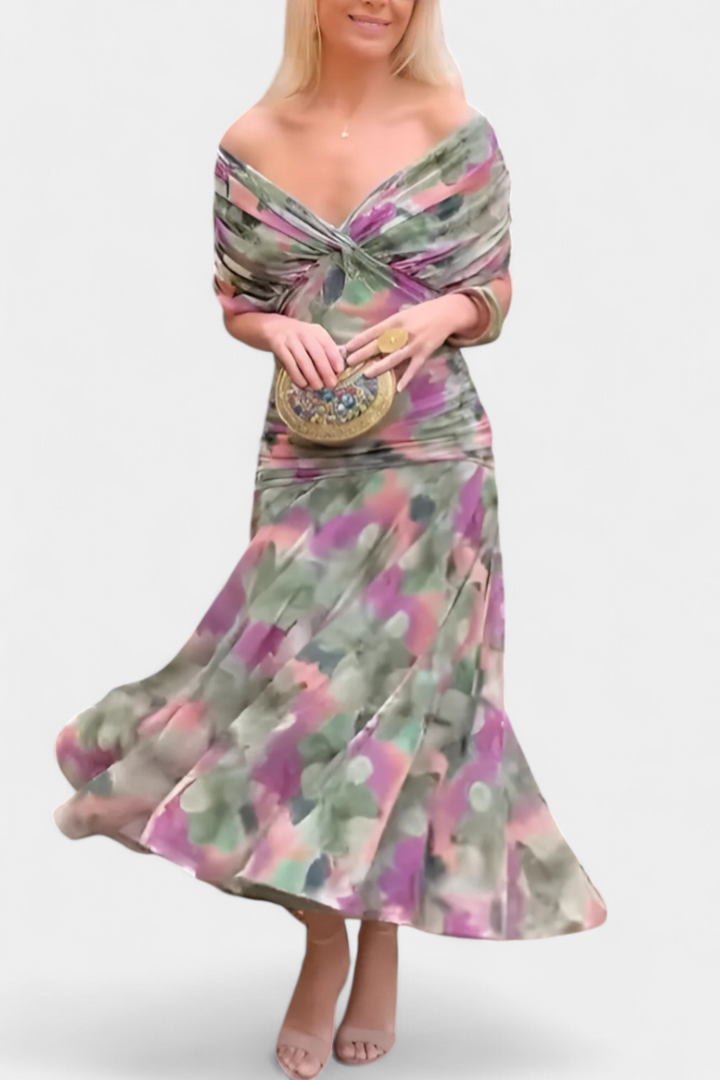 Modella indossa abito lungo da sera donna, scollo senza spalline e corpetto finemente drappeggiato. Moda chic.