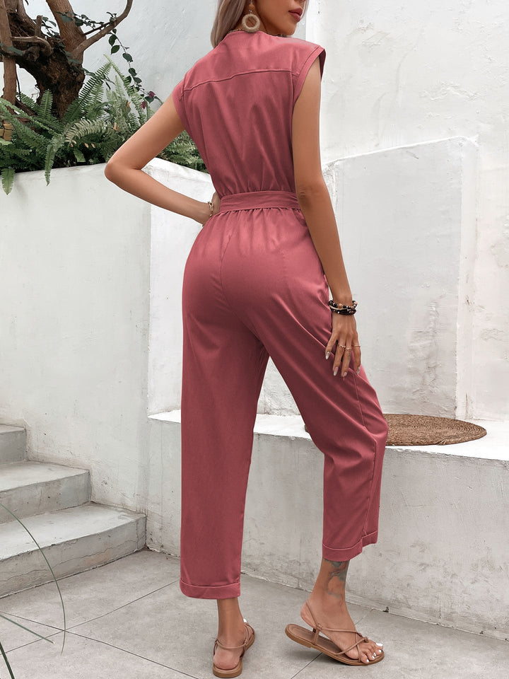 Tuta elegante donna nera, con scollo a V e cintura, versatile per serate speciali o outfit ufficio di classe.