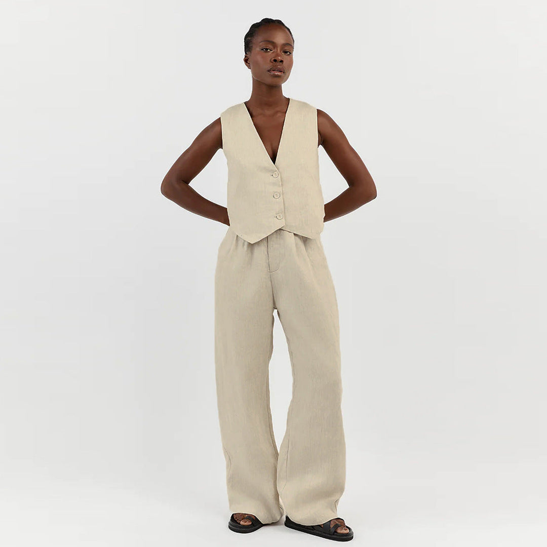 Look casual chic con set donna moderno: gilet e pantaloni slim per un abbigliamento femminile elegante e attuale.