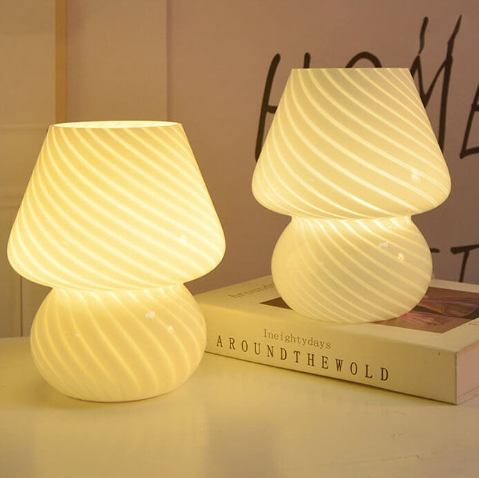 Lampada da tavolo moderna a fungo, strisce sottili, ideale per design minimalista.