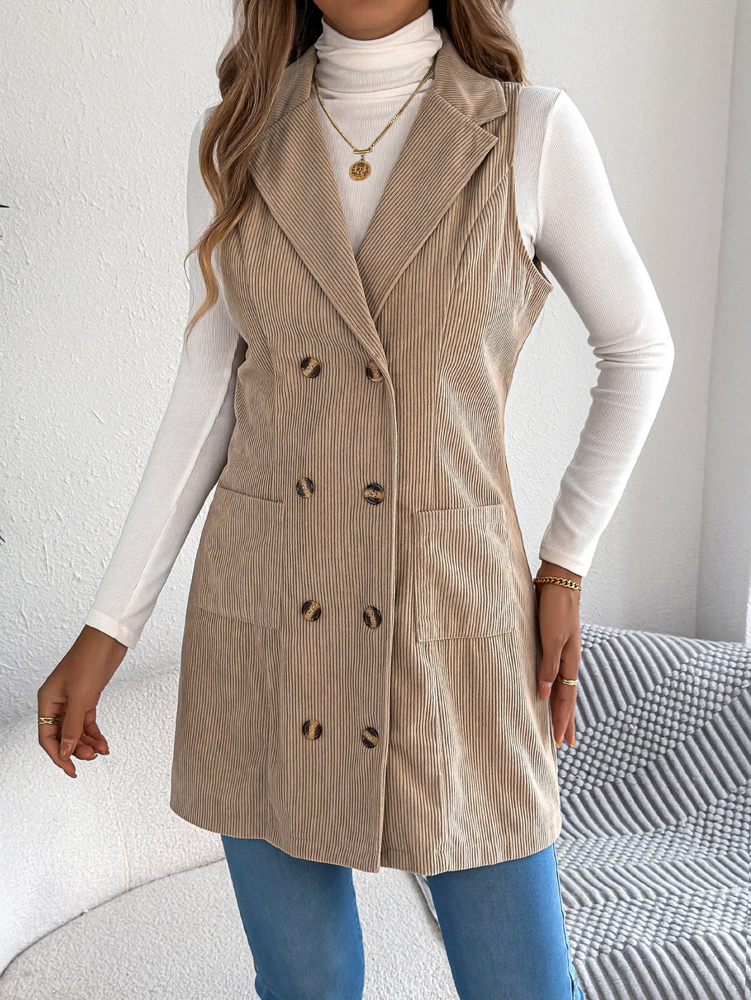 Gilet lungo donna doppiopetto casual, perfetto per look a strati primaverili.