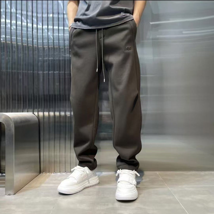 Abbigliamento uomo moda con pantaloni tuta, gamba affusolata per stile streetwear.