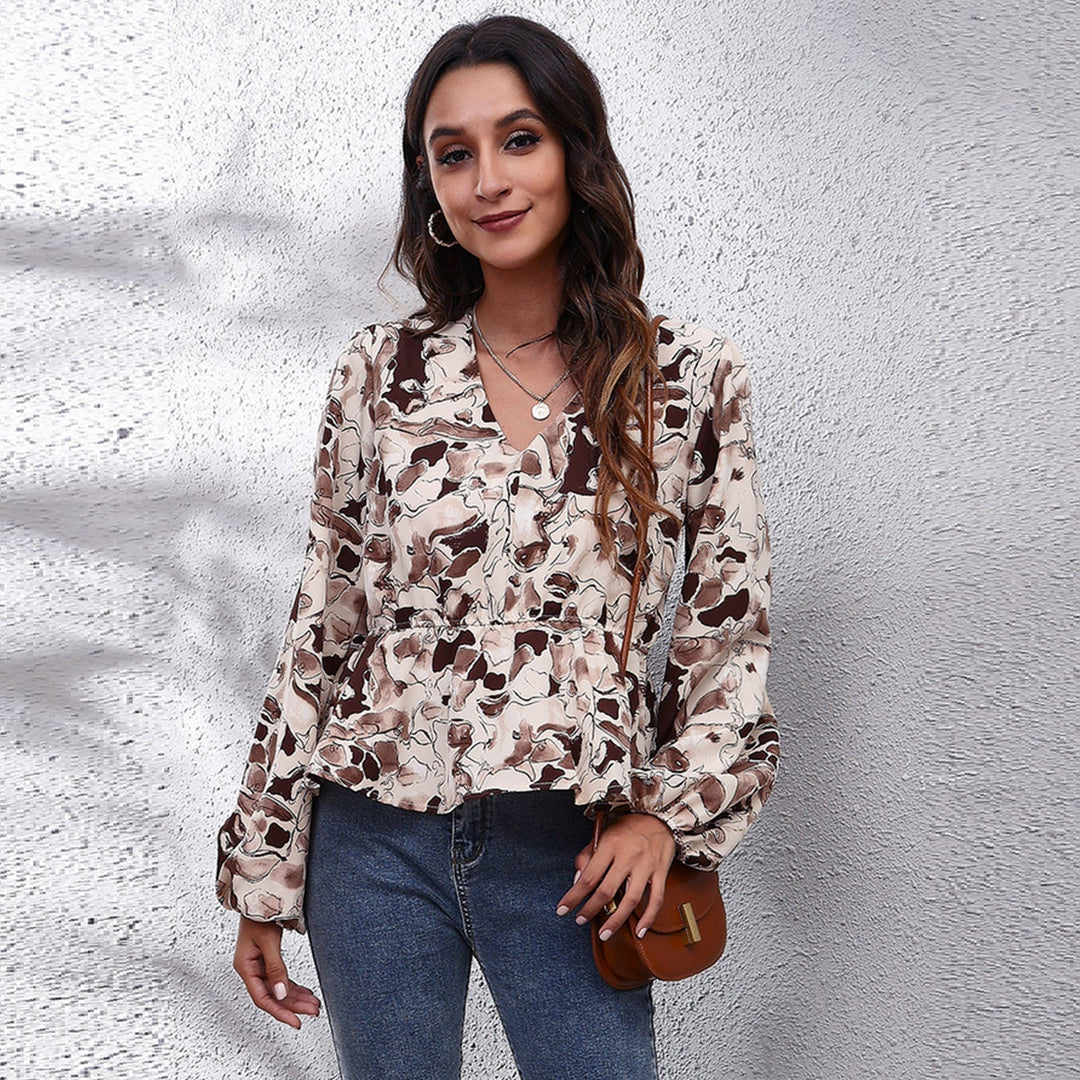 Camicetta donna con stampa moderna, manica lunga e colori vivaci. Ideale come top primaverile o blusa estiva ariosa.