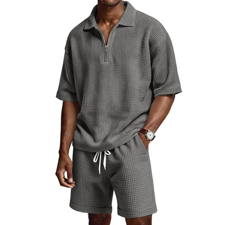 Completo uomo estivo casual in due pezzi. Polo con zip e pantaloncini per massimo comfort.