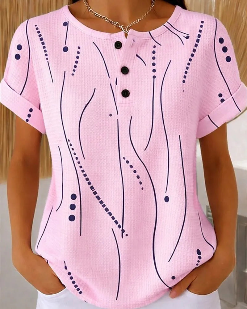 T-shirt donna casual con bottoni e stampa grafica. Ideale per comfort quotidiano e outfit trendy primavera estate.