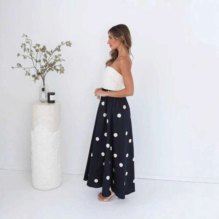 Abito lungo da donna in patchwork a pois. Elegante e versatile, questo vestito estivo senza spalline è perfetto per l'estate.