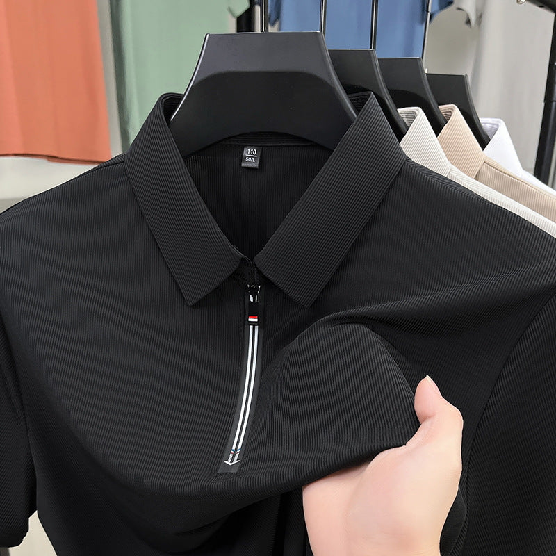 Polo uomo estiva a maniche corte con mezza zip. Look elegante e moderno con vestibilità aderente per l'estate.
