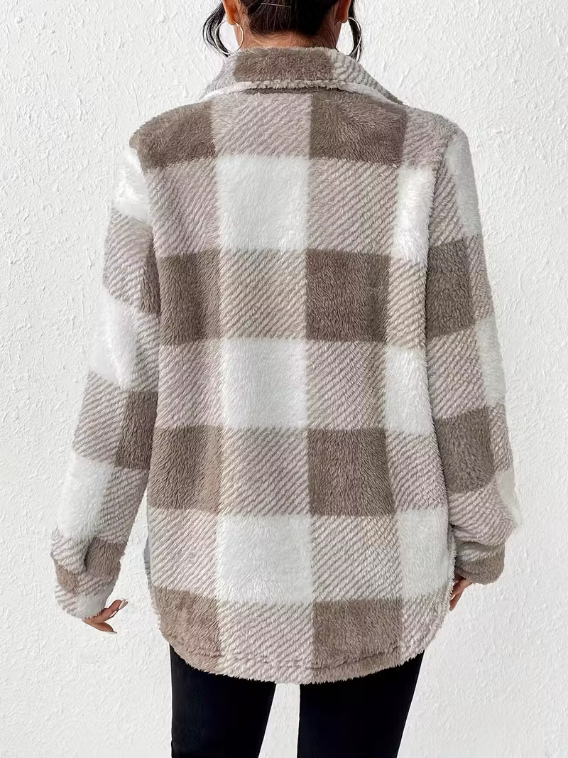 Giacca donna versatile a quadri, bottoni, ideale per moda autunnale e colori tendenza.