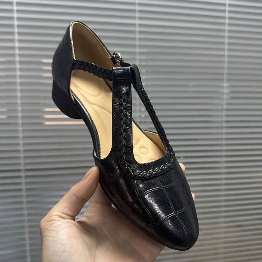 Sandali donna eleganti con tacco largo e punta tonda. Calzature comode e versatili per la moda estiva.
