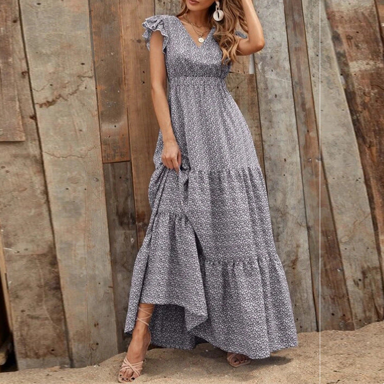 Donna in casual abito lungo estivo bohemien con scollo a V e dettagli floreali. Confortevole e chic.