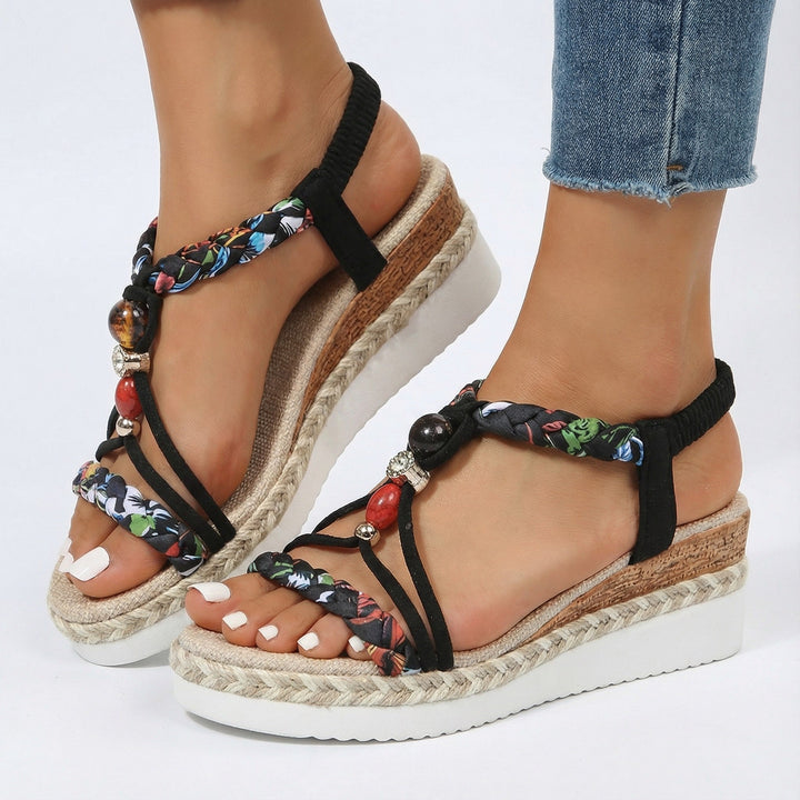 Sandali donna estivi platform neri, slip-on, con perline. Garantiscono comfort e stile elegante per la spiaggia.