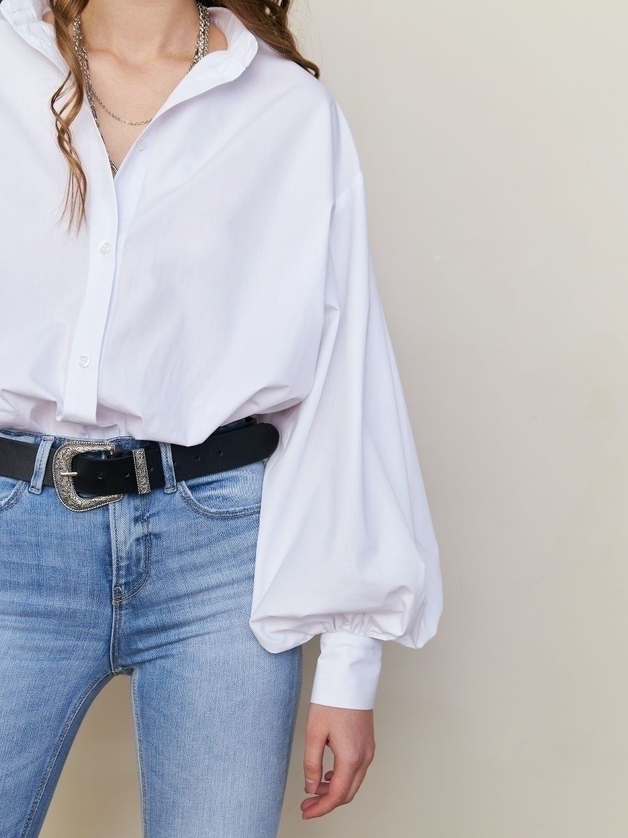 Camicia lunga da donna con maniche a sbuffo e allegro motivo a ciliegie, versatile per outfit casual o chic.